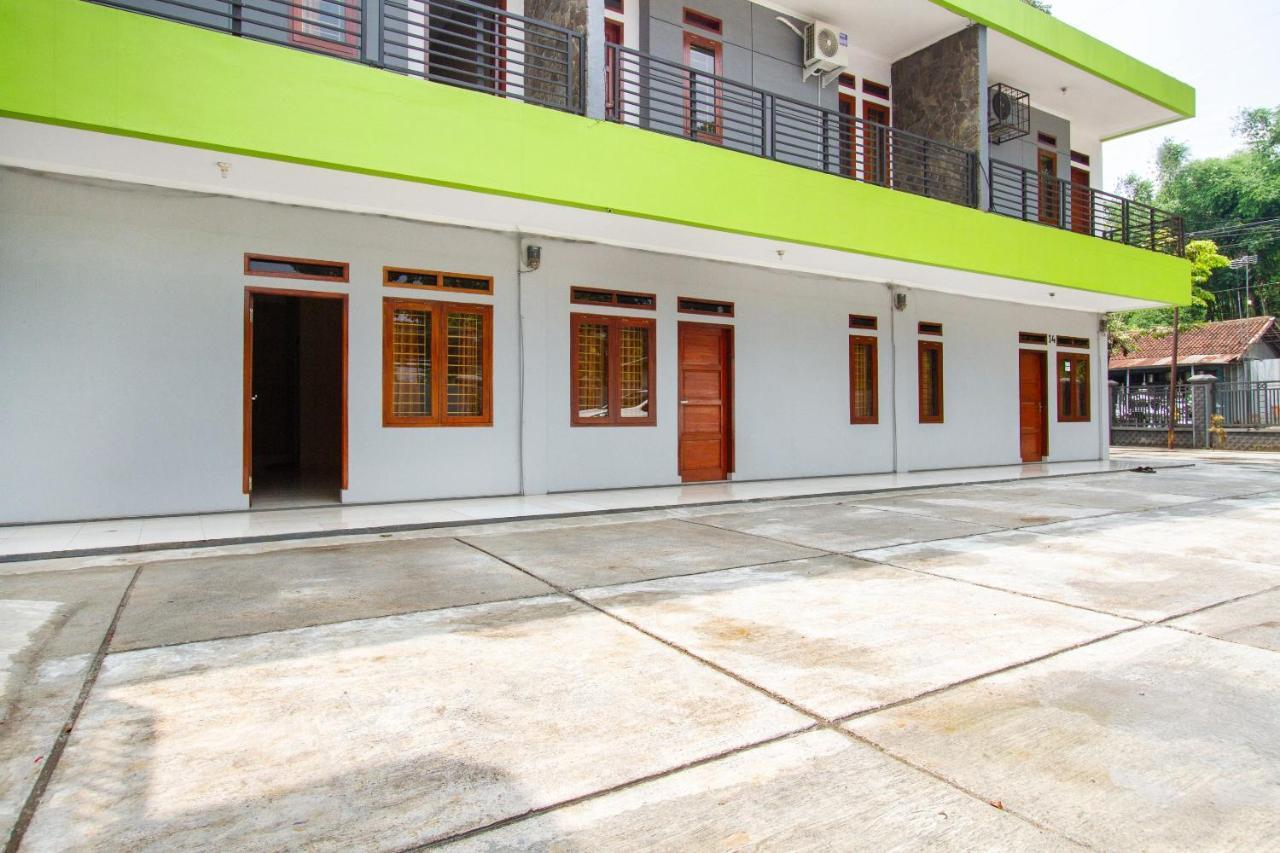 Spot On 2891 999 Guest House Sumedang Екстериор снимка