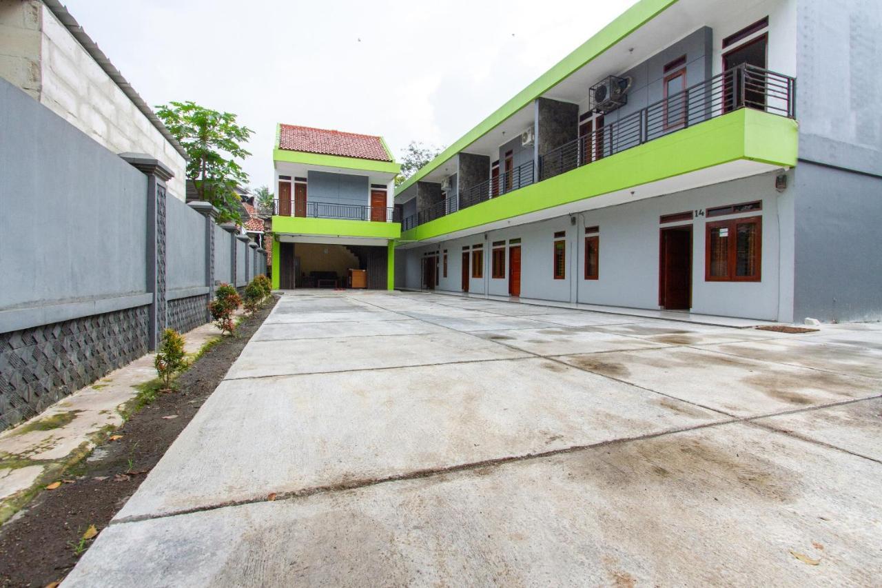 Spot On 2891 999 Guest House Sumedang Екстериор снимка
