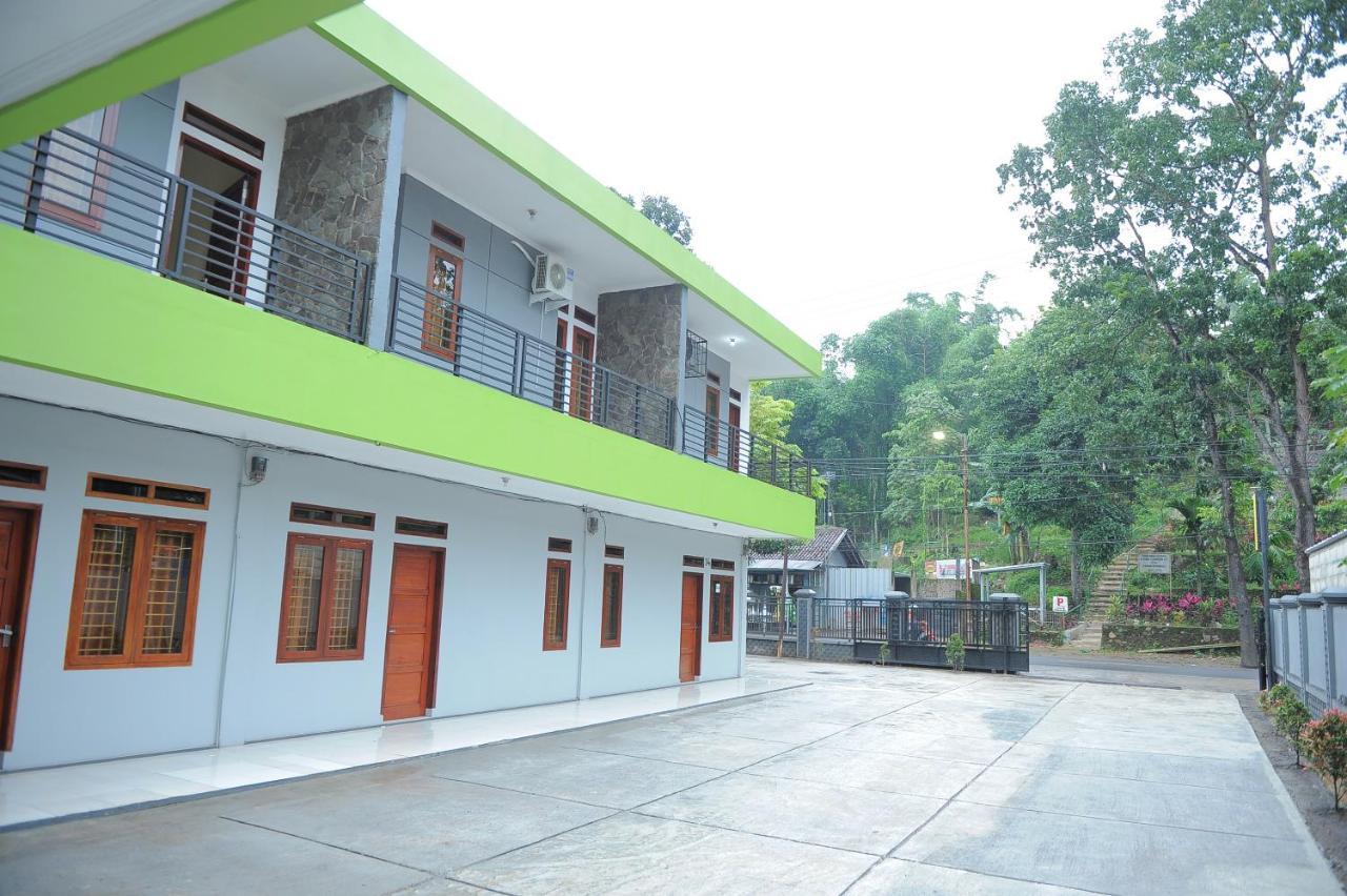 Spot On 2891 999 Guest House Sumedang Екстериор снимка