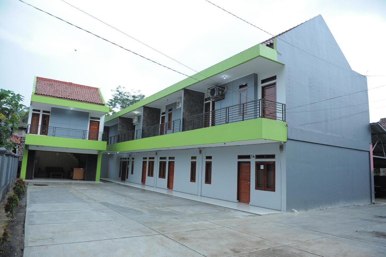 Spot On 2891 999 Guest House Sumedang Екстериор снимка