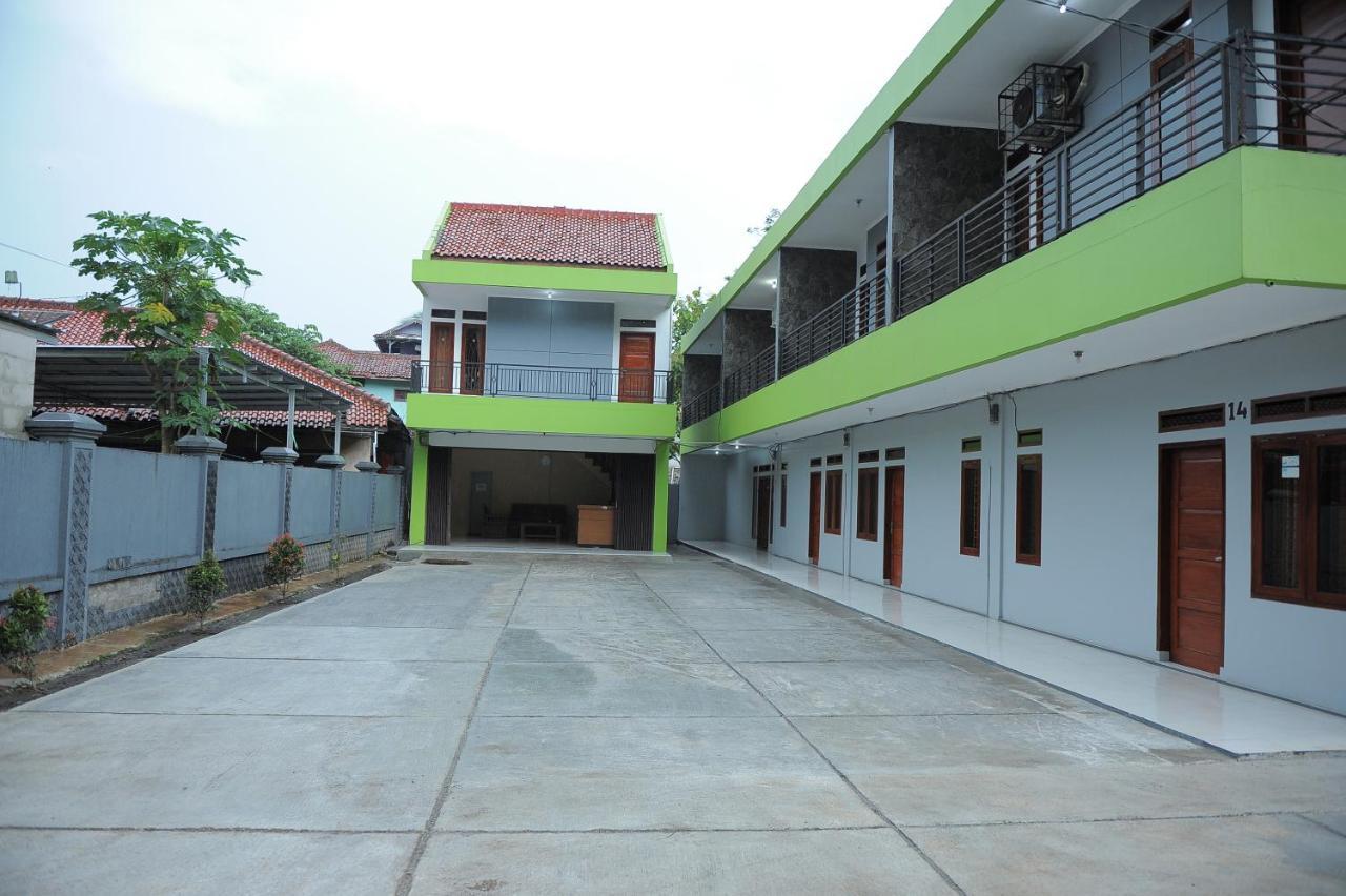 Spot On 2891 999 Guest House Sumedang Екстериор снимка